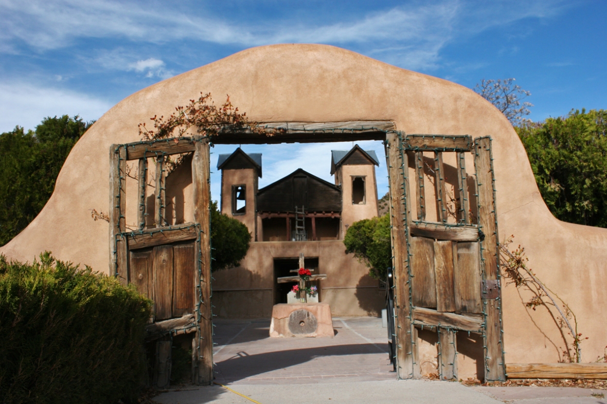 santuario de chimayo entrance arch